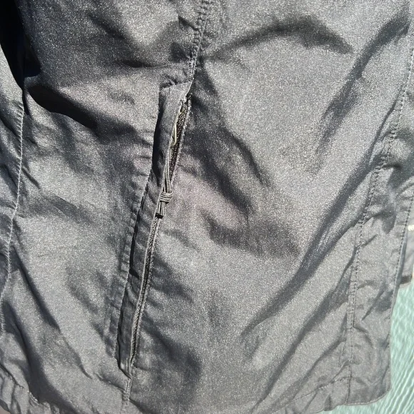 North Face lightweight, hide away hood fully lined woman’s jacket size Large - Picture 6 of 14